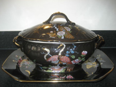 Terrina Vista Alegre grande com travessa numa decoração oriental